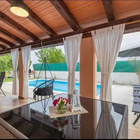 펜션 Petra Palace 로비니스코 셀로